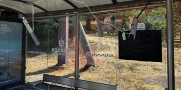 Gölcük’te Duraklara Verilen Zarar Vatandaşların Tepkisini Çekti