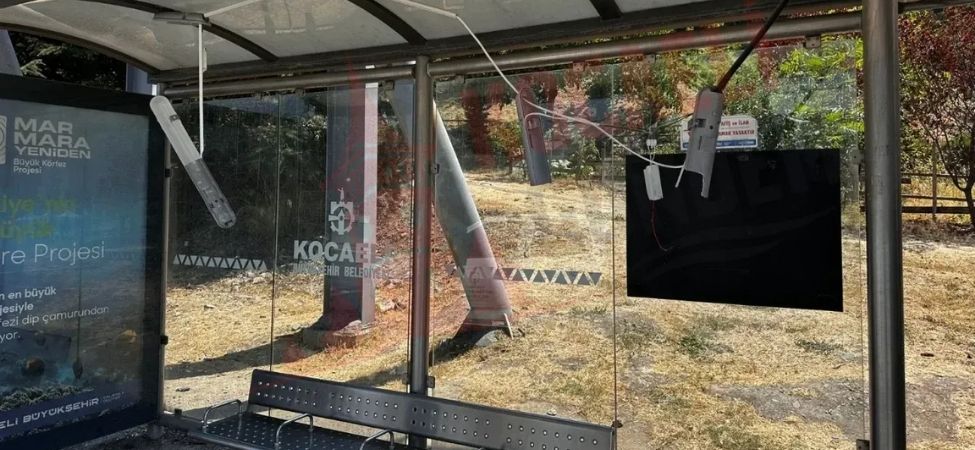 Gölcük’te Duraklara Verilen Zarar Vatandaşların Tepkisini Çekti