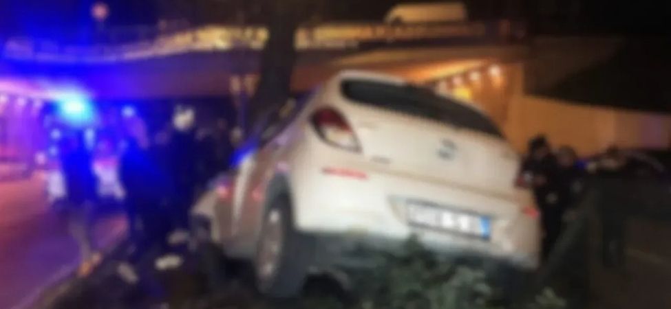 Golcukte Trafik Kazasi Refuje Cikan Aracta 5 Kisi Yaralandi Gölcük’te Trafik Kazası Refüje Çıkan Araçta 5 Kişi Yaralandı