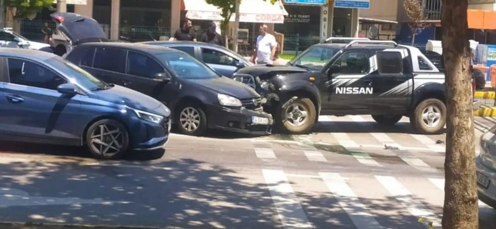 Karamursel D 130da Kaza Panigi Kamyonet Tel Orguleri Asip Taksiye Carpti Karamürsel D-130’da Kaza Paniği Kamyonet Tel Örgüleri Aşıp Taksiye Çarptı