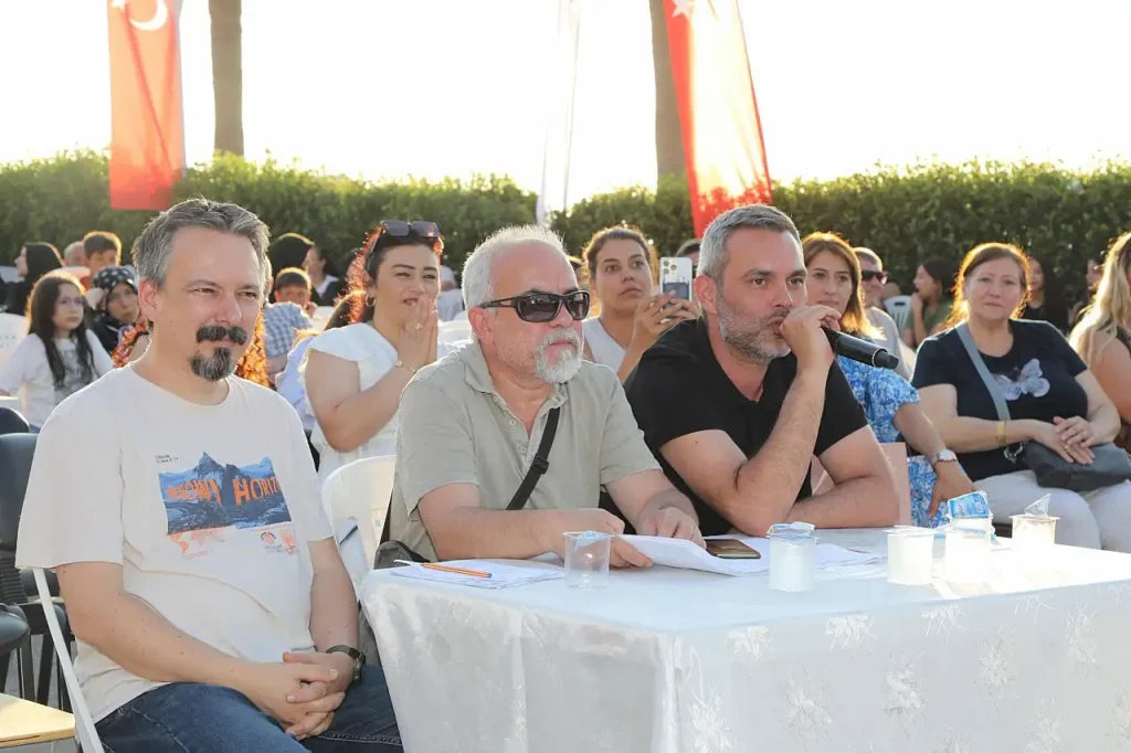 Karamursel Festivalinde Eglence Suruyor Tartismalar Gundemde 3 Karamursel Festivalinde Eglence Suruyor Tartismalar Gundemde 3