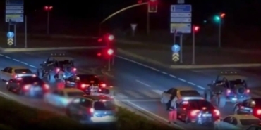 Mickey Mouse Kostümlü Şahıs Trafiği Tehlikeye Attı!