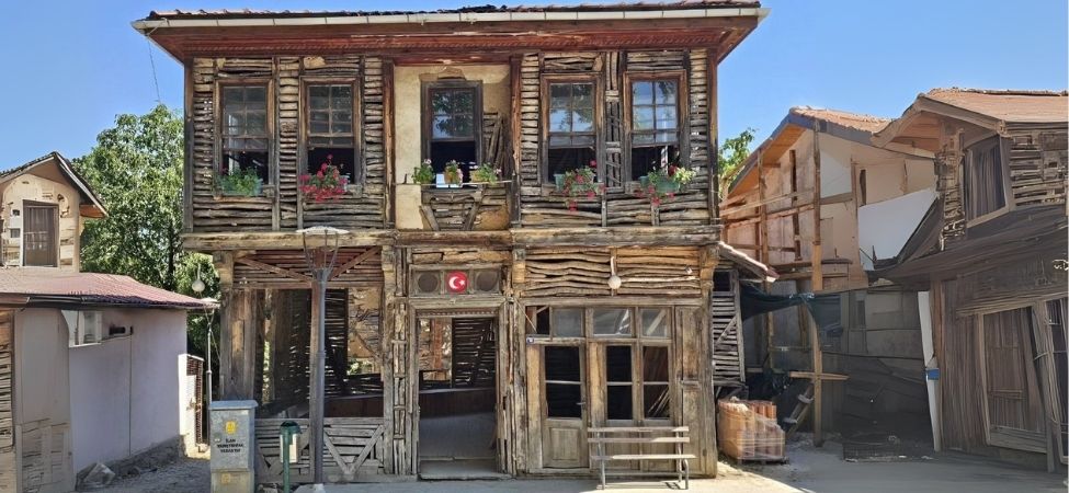 Tarihi Değere Büyükşehir Sahip Çıkıyor Gölcük Belediye Başkanı Ali Yıldırım Sezer’in girişimleriyle, Saraylı Mahallesi'nde yer alan tescilli tarihi yapının restore edilmesi için önemli bir adım at