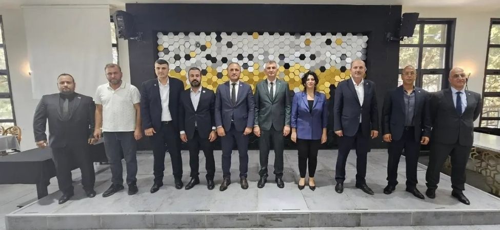 Gölcük Belediye Başkanı Ali Yıldırım Sezer, İlçedeki Siyasi Parti Temsilcileriyle İstişare Toplantısı Gerçekleştirdi