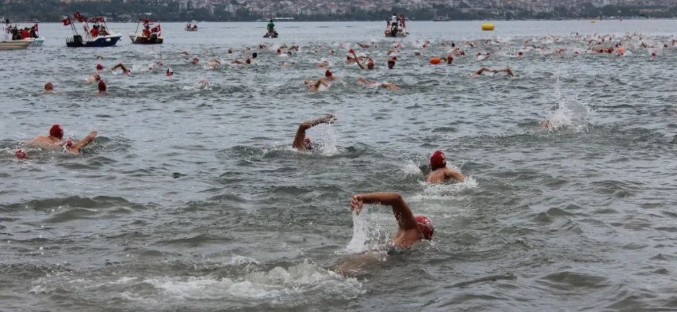 İzmit Körfezi'nde Nefesler Tutuldu 343 Kişi Aynı Anda 2 Bin 600 metre Kulaç Attı