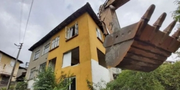 Kocaeli'de Dönüşüm Alarmı İzmit ve Gölcük’te 1999 Depreminden Kalan Ağır Hasarlı Yapılar Hâlâ Ayakta
