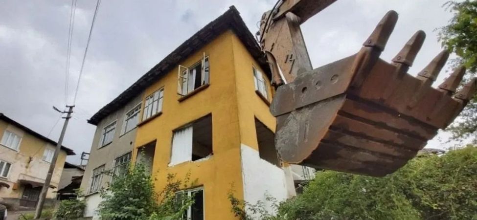Kocaeli'de Dönüşüm Alarmı İzmit ve Gölcük’te 1999 Depreminden Kalan Ağır Hasarlı Yapılar Hâlâ Ayakta
