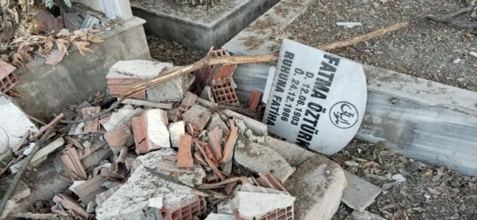 Tarihi Mezarlığa Saygısızlık Yıkım Sırasında Mezarlar Zarar Gördü