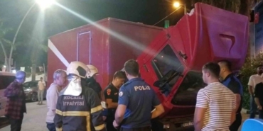4 Temmuz Mahallesi’nde Elektrik Arızası Panik Yarattı Kamyoneti Yanmaktan Vatandaşlar Kurtardı
