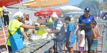 Av Sezonu Öncesi Karamürsel’de Festival Coşkusu Sahilde Binlerce Kişiye Balık Ekmek Dağıtıldı