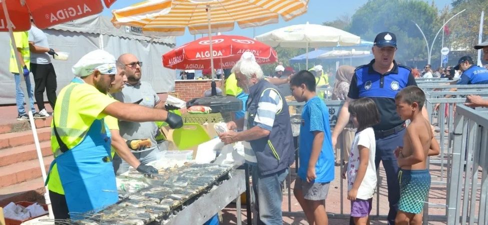 Av Sezonu Öncesi Karamürsel’de Festival Coşkusu Sahilde Binlerce Kişiye Balık Ekmek Dağıtıldı