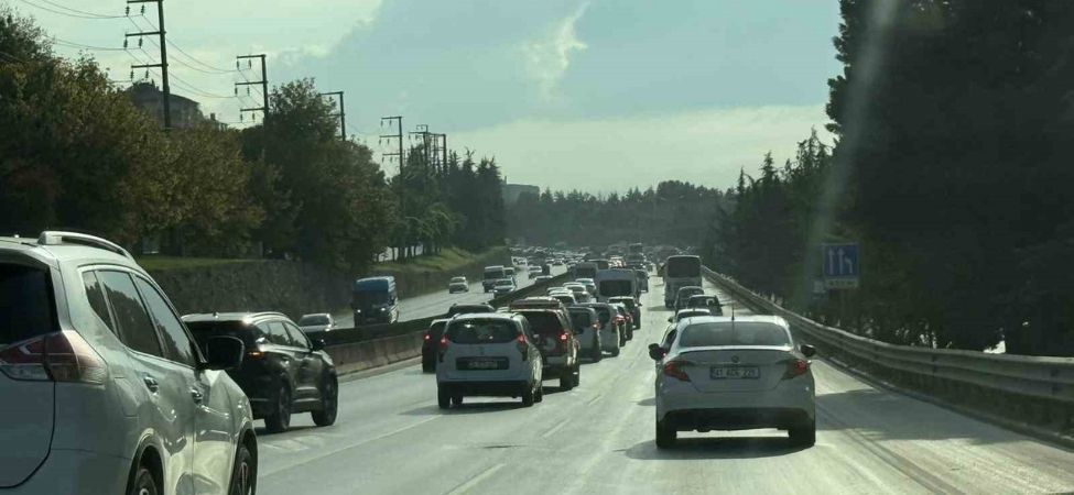 Eğitim Yılı Başladı, Trafik Yoğunluğu Zirve Yaptı D-100'de Araçlar İlerleyemedi