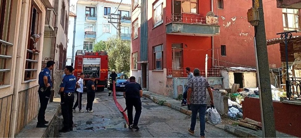 Karamurselde Zemin Kattaki Dairede Yangin Cikti Ekipler Zamaninda Mudahale Etti Karamürsel’de Zemin Kattaki Dairede Yangın Çıktı Ekipler Zamanında Müdahale Etti