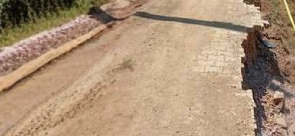 Gölcük'ün Mamuriye Köyü'nde Yol Çöktü Köylüler Yetkililerden Acil Çözüm Bekliyor