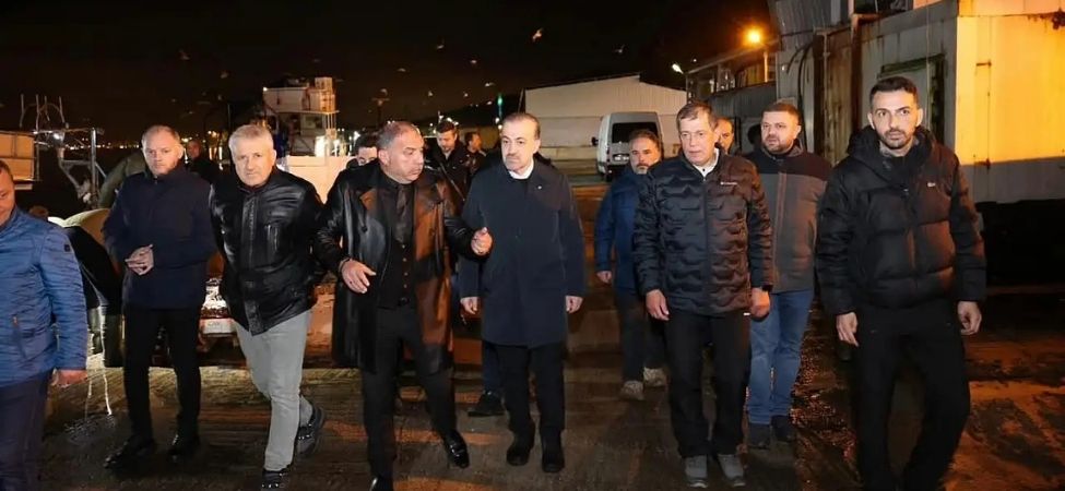 AK Parti Il Baskani Talustan Karamurselde Gece Mesaisi Esnafin Nabzini Tuttu AK Parti İl Başkanı Talus'tan Karamürsel'de Gece Mesaisi Esnafın Nabzını Tuttu