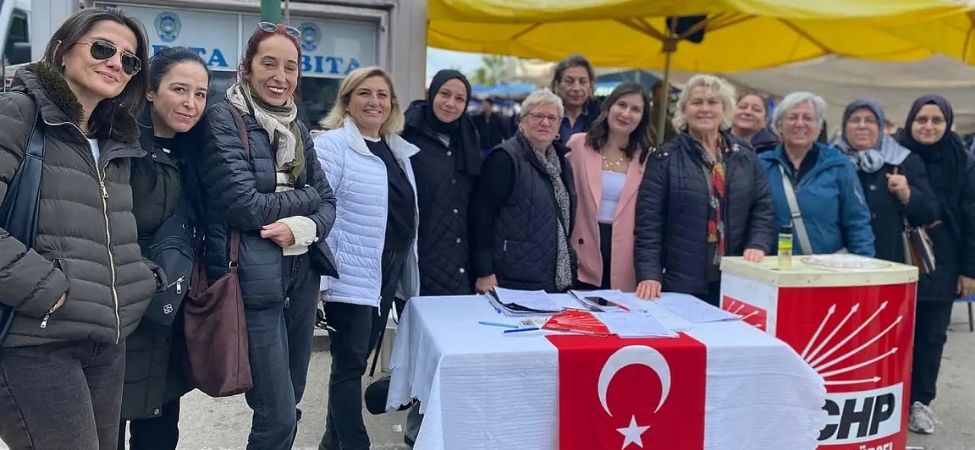 CHP Karamursel Cuma Pazarindaydi Halktan Yogun Ilgi Yeni Uyelik Basvurulari Geldi 1 CHP Karamürsel Cuma Pazarı’ndaydı Halktan Yoğun İlgi, Yeni Üyelik Başvuruları Geldi