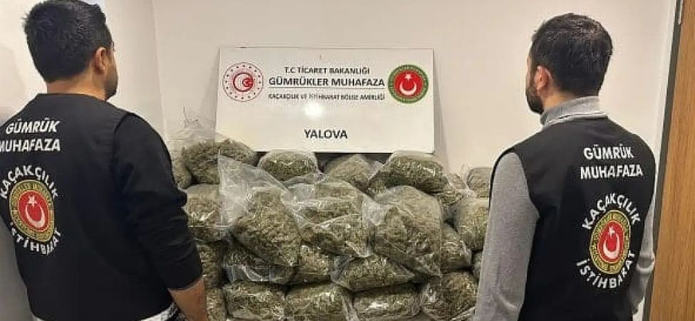 Gumruk Muhafaza ekipleri Yalova Ro Ro Limaninda gerceklestirdikleri basarili risk analizi sonucunda Fransadan Turkiyeye giris yapan bir aracta piyasa degeri 23 milyon TLyi asan yuklu miktard Gümrük Muhafaza ekipleri, Yalova Ro-Ro Limanı'nda gerçekleştirdikleri başarılı risk analizi sonucunda, Fransa'dan Türkiye'ye giriş yapan bir araçta piyasa değeri 23 milyon TL'yi aşan yüklü miktard