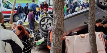 Karamürsel D-130 Karayolu'nda Kaza Takla Atan Otomobilde Yaralılar Var