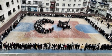 Atatürk Ortaokulu’ndan Gururlandıran Tablo Dev Bayrak Koreografisi Yürekleri Dağladı!