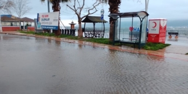 Halıdere Sahilinde Deniz Taşkını Lodos Sahili Yuttu!