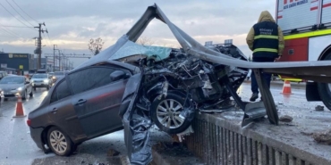 Kocaeli’de Korkutan Kaza Otomobil Bariyerlere Ok Gibi Saplandı!
