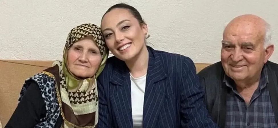 CHP Genel Baskan Yardimcisi Ozlem Unalin Anneannesi Sevim Saatci Son Yolculuguna Ugurlaniyor CHP Genel Başkan Yardımcısı Özlem Ünal’ın Anneannesi Sevim Saatçi Son Yolculuğuna Uğurlanıyor
