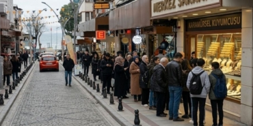 Düşüşü Gören Kuyumcuya Koştu Altın Alabilmek İçin Birbirleriyle Yarıştılar