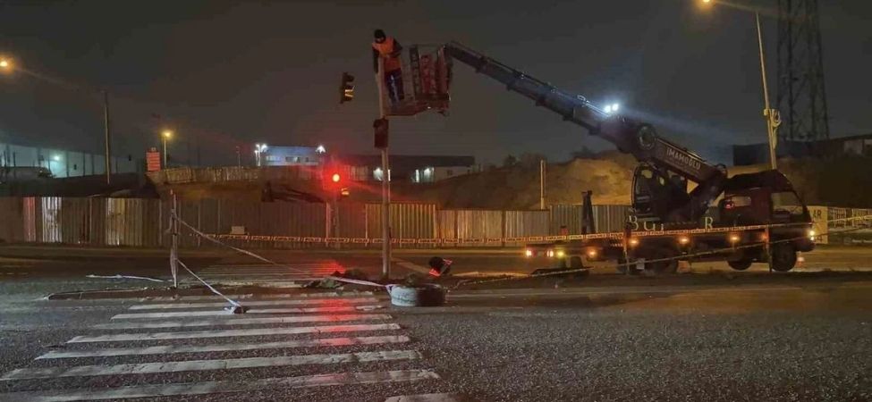 Kocaeli'de İşçi Servisi ile Otomobil Çarpıştı 11 Yaralı
