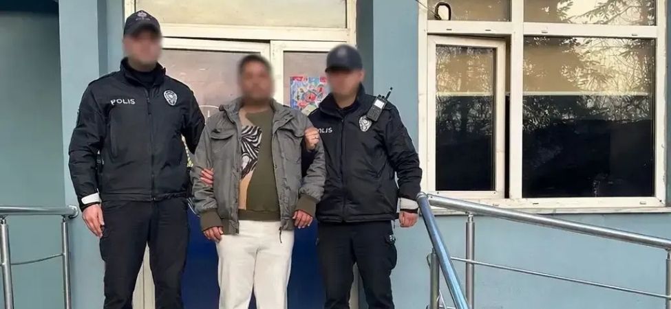 Kredi Karti Dolandiricisi Firari Sahis Karamurselde Kiskivrak Yakalandi Kredi Kartı Dolandırıcısı Firari Şahıs Karamürsel'de Kıskıvrak Yakalandı!