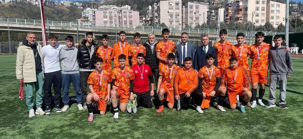 Liseler Arası Futbol Turnuvasında Karamürsel 100. Yıl MTAL İkinci Oldu