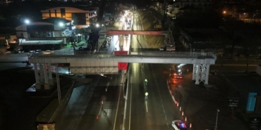 Başiskele Kavşağı'nda 52 Metrelik Yaya Üst Geçidi Gece Mesaisiyle Monte Edildi