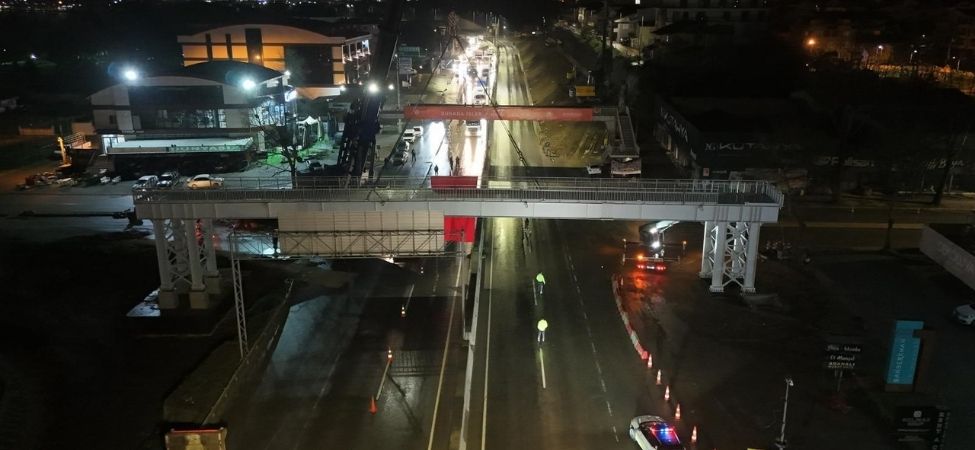 Başiskele Kavşağı'nda 52 Metrelik Yaya Üst Geçidi Gece Mesaisiyle Monte Edildi