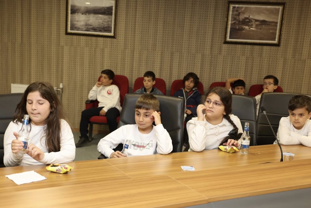 Bugun belediyemizde kiymetli misafirlerimizi agirladik. Necdet Calp Ilkokulu ogrencilerimizle bi 3 Bugun belediyemizde kiymetli misafirlerimizi agirladik. Necdet Calp Ilkokulu ogrencilerimizle bi 3