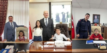İlçe Kaymakamı, Belediye Başkanı ve Jandarma Komutanı Koltuklarını Öğrencilere Bıraktı