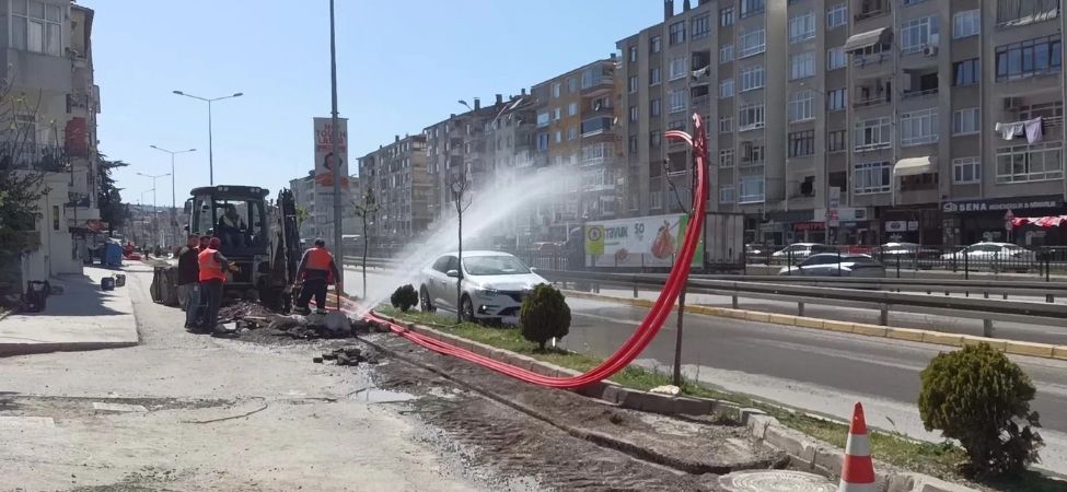 Karamursel 4 Temmuz Mahallesindeki Fiber Altyapi Calismasinda Ana Su Borusu Patladi Karamürsel 4 Temmuz Mahallesi'ndeki Fiber Altyapı Çalışmasında Ana Su Borusu Patladı