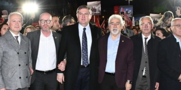Karamürsel Belediye Başkanı Ahmet Çalık, CHP Lideri Özgür Özel ile Birlikte Bursa'daki Demokrasi Buluşmasına Katıldı