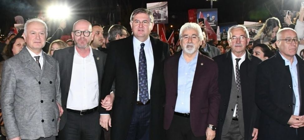 Karamürsel Belediye Başkanı Ahmet Çalık, CHP Lideri Özgür Özel ile Birlikte Bursa'daki Demokrasi Buluşmasına Katıldı