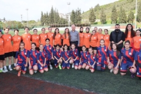 Karamürsel Belediye Başkanı Ahmet Çalık Yeni Sezon Öncesi Kadın Futbolcularla Bir Araya Geldi
