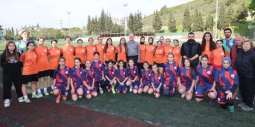 Karamürsel Belediye Başkanı Ahmet Çalık Yeni Sezon Öncesi Kadın Futbolcularla Bir Araya Geldi