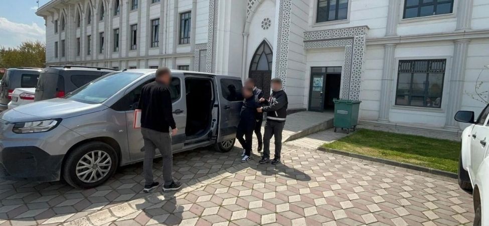 Karamurselde Kafeyi Soyup Arac Calan Hirsiz Manisada Yakalandi Karamürsel'de Kafeyi Soyup Araç Çalan Hırsız Manisa'da Yakalandı