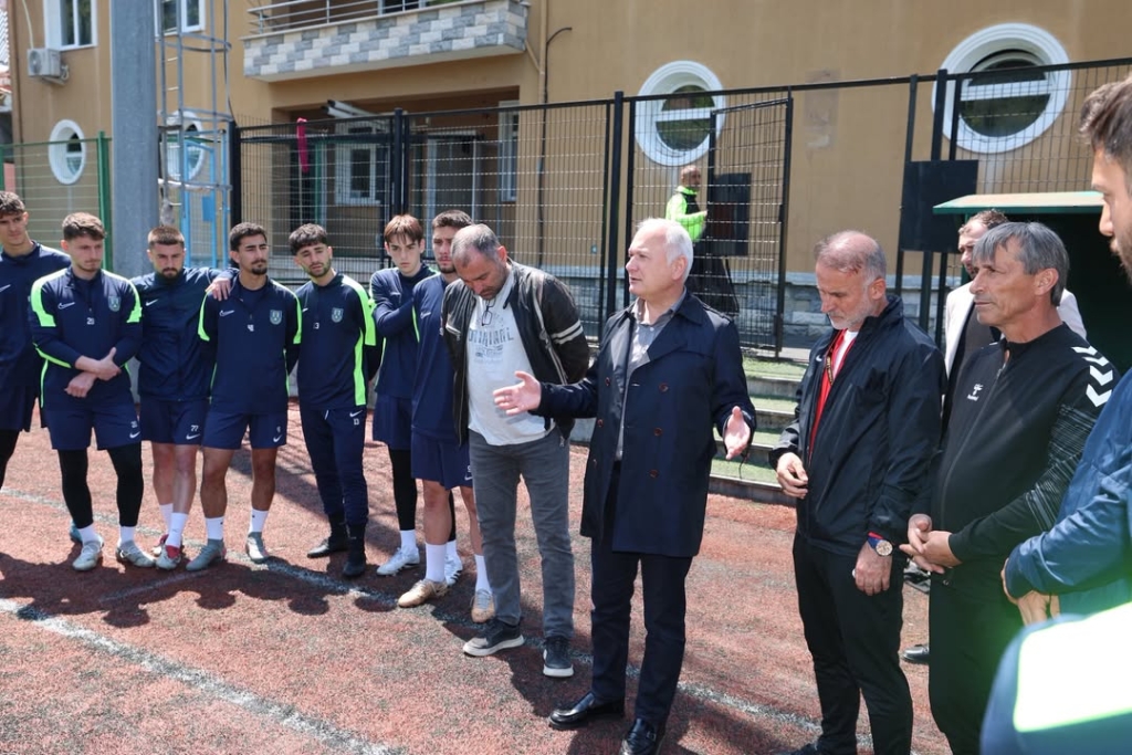 Karamurselsporumuzun antrenmanini ziyaret ederek mac oncesi son hazirliklarini yerinde takip e 2 Karamurselsporumuzun antrenmanini ziyaret ederek mac oncesi son hazirliklarini yerinde takip e 2