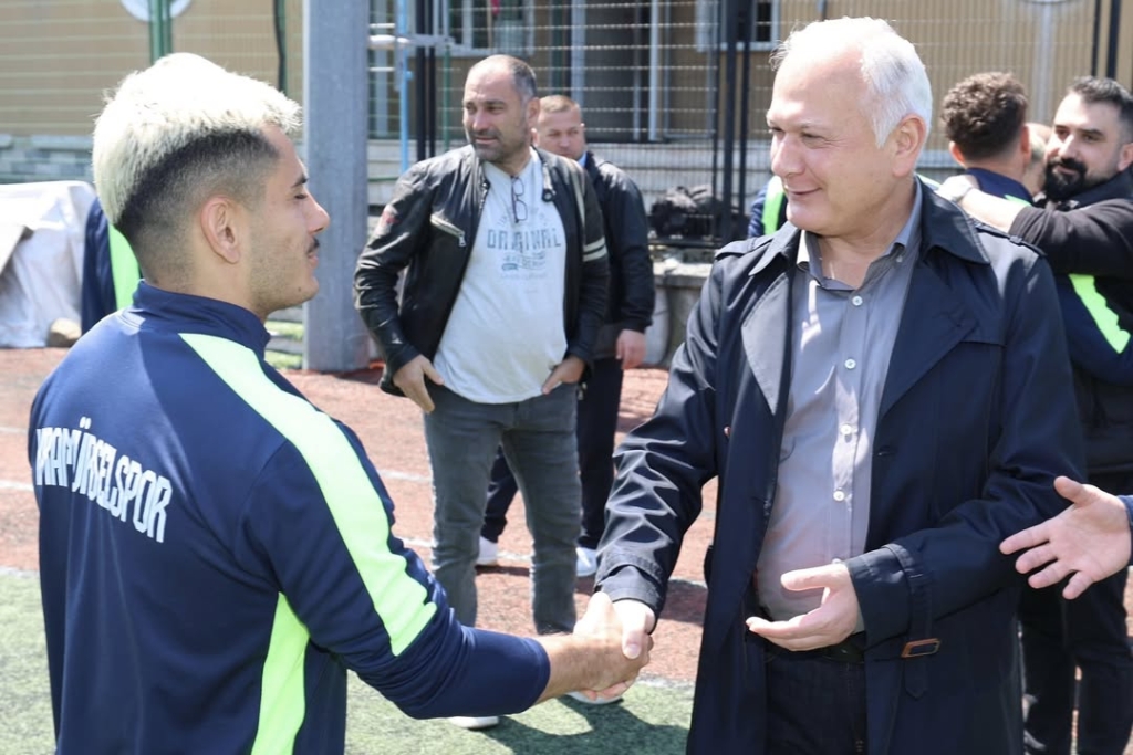 Karamurselsporumuzun antrenmanini ziyaret ederek mac oncesi son hazirliklarini yerinde takip e 6 Karamurselsporumuzun antrenmanini ziyaret ederek mac oncesi son hazirliklarini yerinde takip e 6