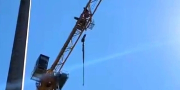Komşu İl Yalova'da Yapımı Süren Yeni Valilik Binası Şantiyesinde Ücretlerini Alamayan İşçilerden Tehlikeli Eylem