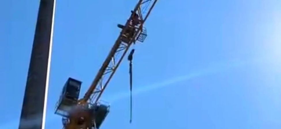 Komşu İl Yalova'da Yapımı Süren Yeni Valilik Binası Şantiyesinde Ücretlerini Alamayan İşçilerden Tehlikeli Eylem