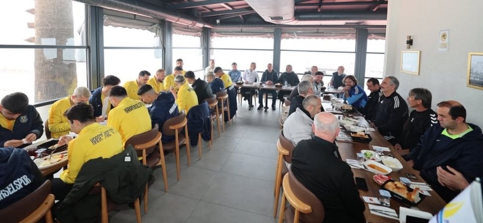 Kritik Mac Oncesi Takimla Bulusan Baskan Caliktan Taraftara Stada Gelin Cagrisi Kritik Maç Öncesi Takımla Buluşan Başkan Çalık'tan Taraftara Stada Gelin Çağrısı