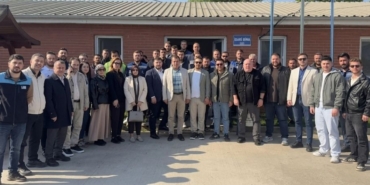 AK Parti Karamürsel Teşkilatı 1 Mayıs Emek ve Dayanışma Günü'nde İSU Personeliyle Bir Araya Geldi