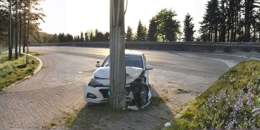 Karamürsel D-130 Karayolunda Beton Elektrik Direğine Çarpan Otomobildeki 3 Kişi Yaralandı