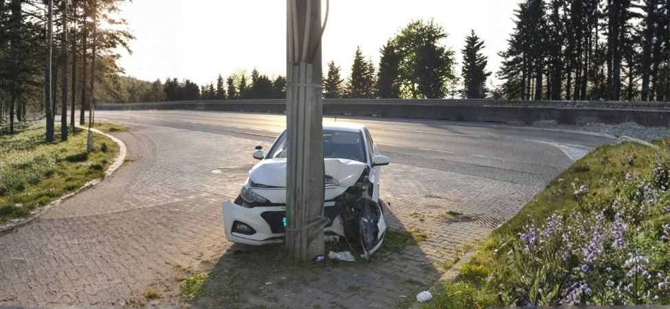 Karamürsel D-130 Karayolunda Beton Elektrik Direğine Çarpan Otomobildeki 3 Kişi Yaralandı