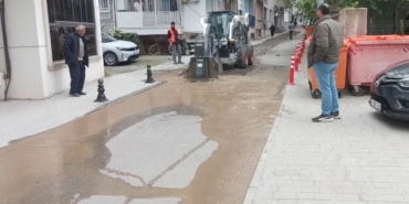 Karamürsel Kayacık Mahallesi'ndeki Kazı Çalışmalarında İş Makinesi Su Borusunu Patlattı