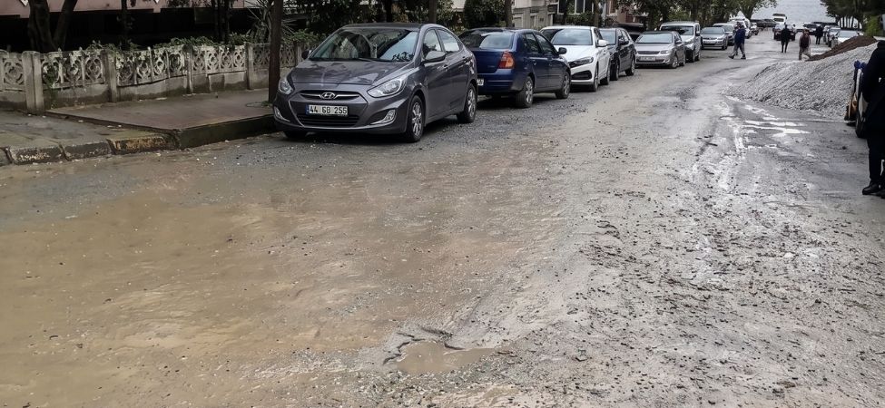 Karamurselde ISUnun Bir Turlu Bitiremedigi Altyapi Calismalari Yuzunden Tepkiler Belediyeye Yoneliyor Karamürsel'de İSU'nun Bir Türlü Bitiremediği Altyapı Çalışmaları Yüzünden Tepkiler Belediyeye Yöneliyor